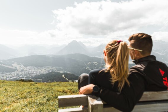 Wanderer genie├ƒen Aussicht ueber Seefeld – Rosshuette – Bank